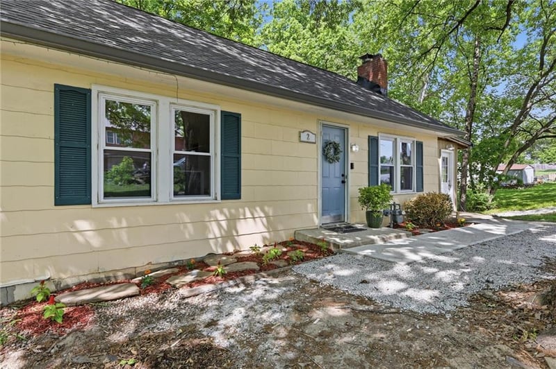 2 70th Ter, Kansas City, MO 64118