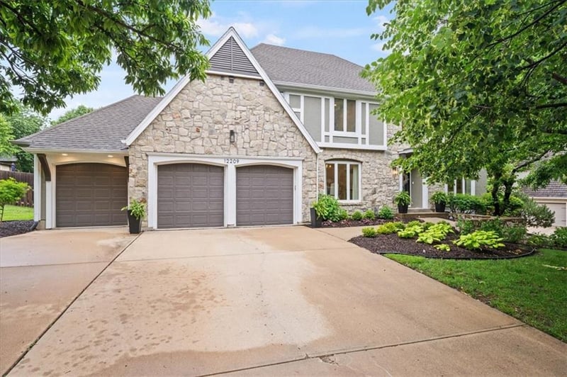 12209 Wenonga Rd, Leawood, KS 66209