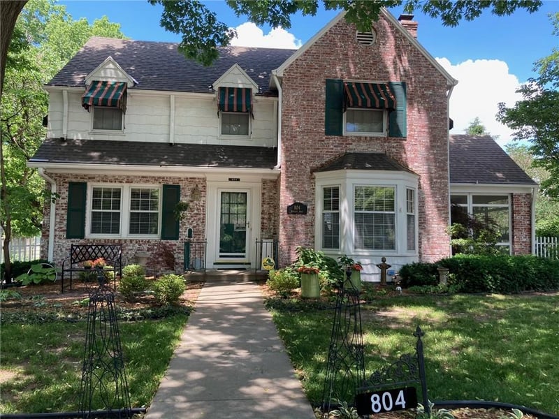 804 Romany Rd, Kansas City, MO 64113
