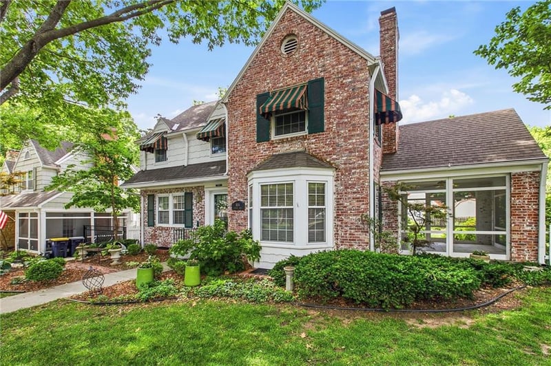 804 Romany Rd, Kansas City, MO 64113