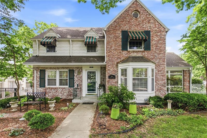 804 Romany Rd, Kansas City, MO 64113