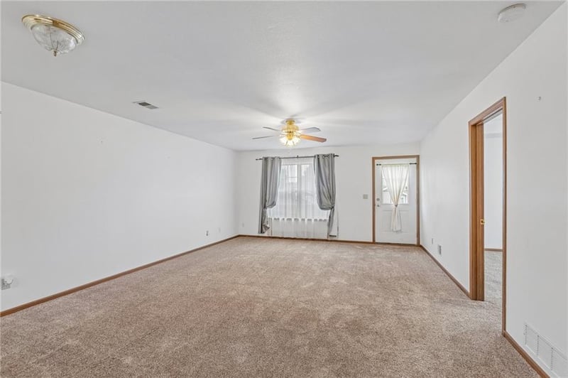 2055 Brook Ridge Ct, Tonganoxie, KS 66086