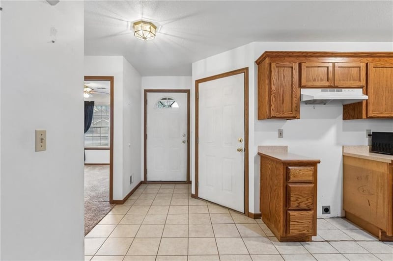 2055 Brook Ridge Ct, Tonganoxie, KS 66086