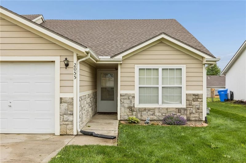 2055 Brook Ridge Ct, Tonganoxie, KS 66086