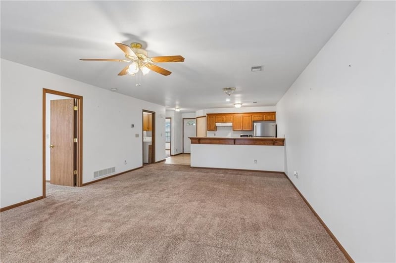 2055 Brook Ridge Ct, Tonganoxie, KS 66086