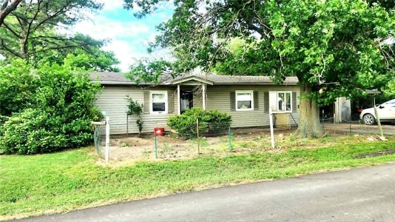 300 N Cayuga St, Frontenac, KS 66763