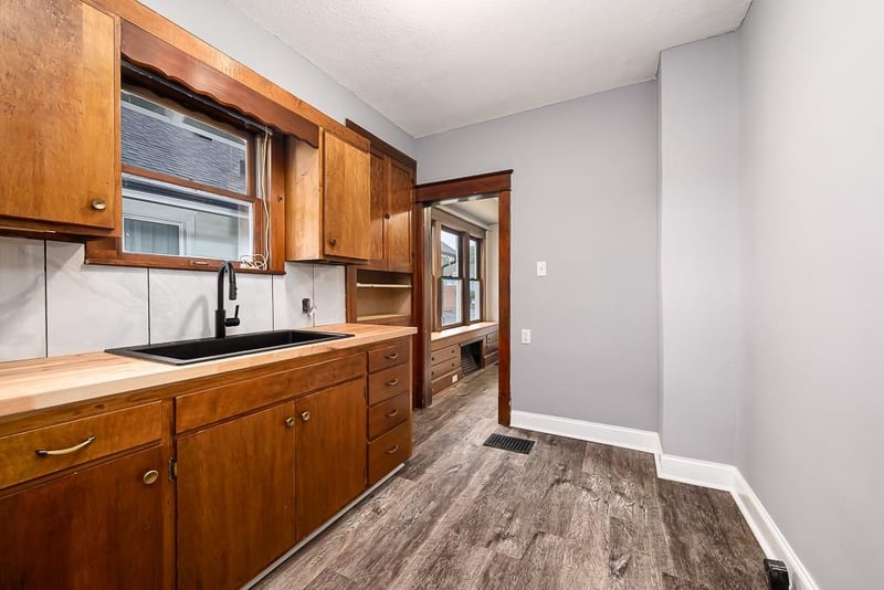 1912 Park Dr, Kansas City, KS 66102
