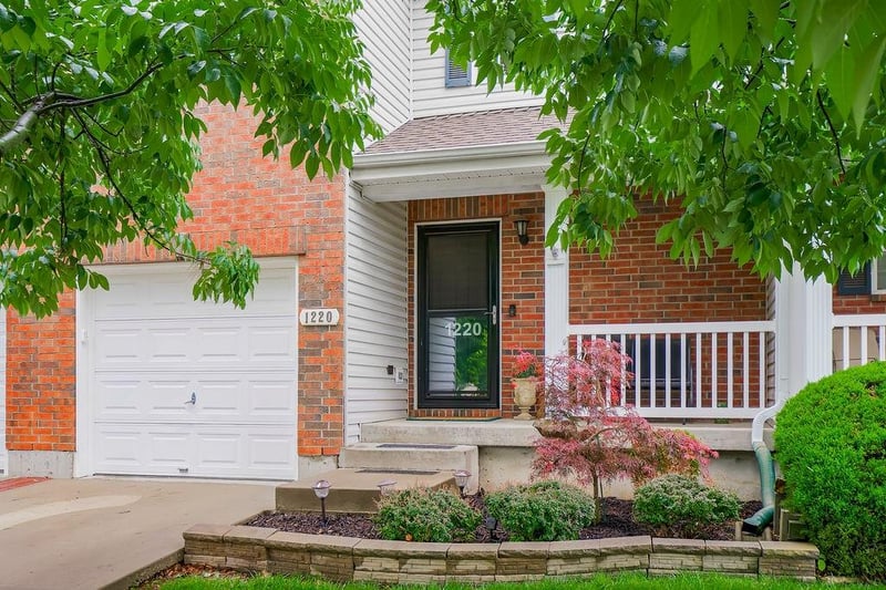 1220 SW Wysteria Dr, Lee's Summit, MO 64082