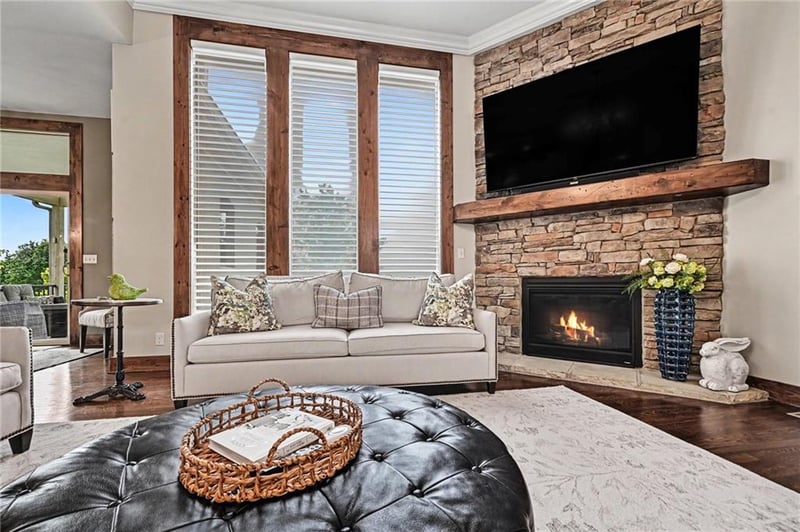 8245 Westlake Dr, Parkville, MO 64152