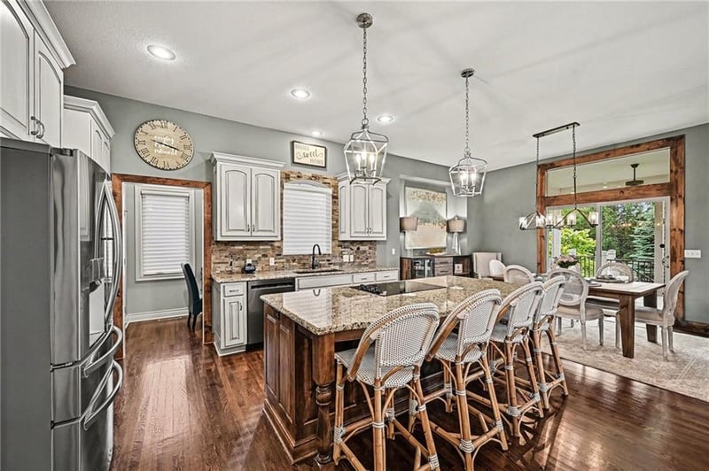 8245 Westlake Dr, Parkville, MO 64152