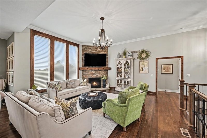 8245 Westlake Dr, Parkville, MO 64152