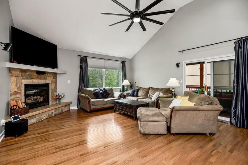 3651 Tonganoxie Rd, Leavenworth, KS 66048