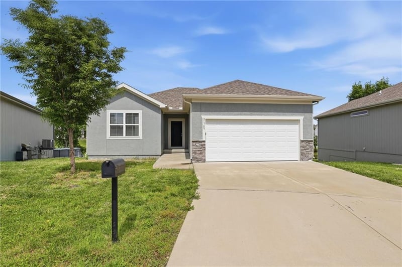 21709 Ridge Ct, Peculiar, MO 64078
