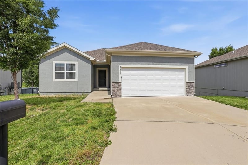 21709 Ridge Ct, Peculiar, MO 64078