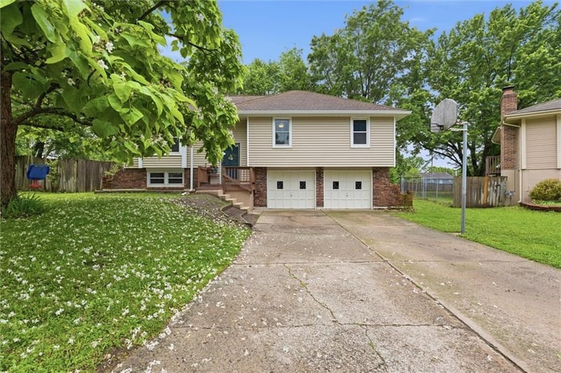629 36th Ter, Lee's Summit, MO 64082