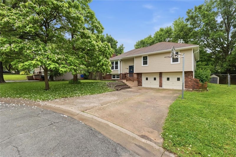 629 36th Ter, Lee's Summit, MO 64082