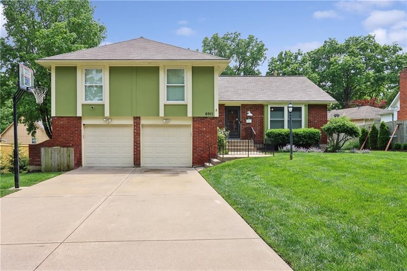 6911 128th St, Grandview, MO 64030