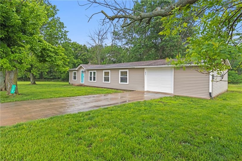 125 Silver Shadow Ln, Linn Valley, KS 66040