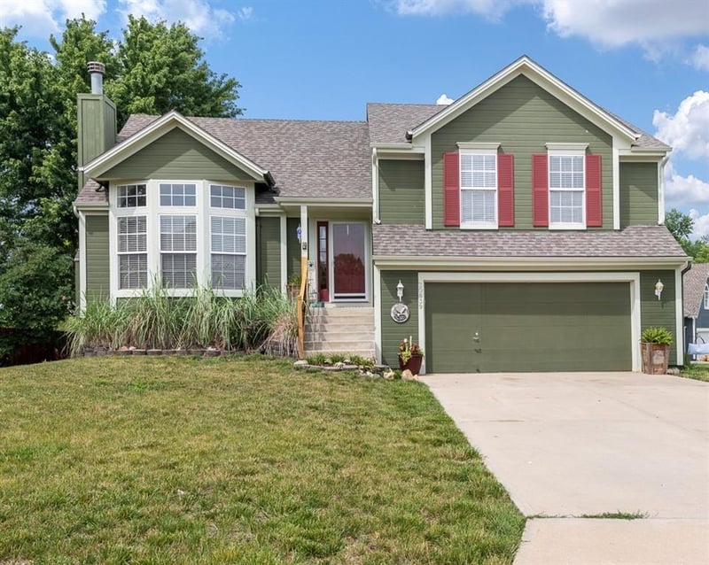 20839 Skyview Ln, Spring Hill, KS 66083