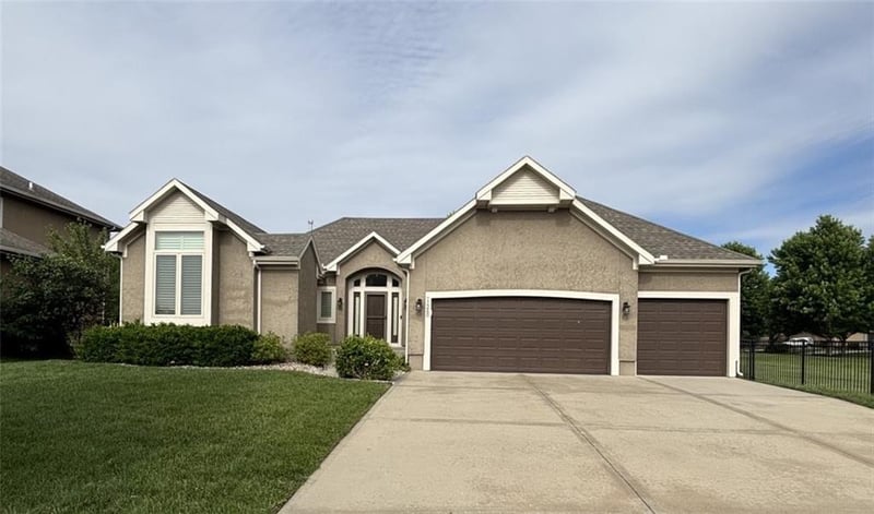 11260 Whitehall St, Olathe, KS 66061