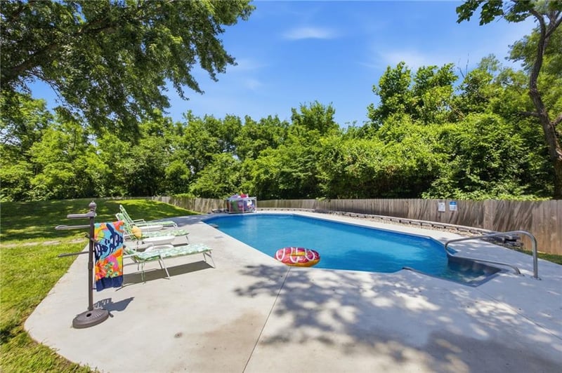 18065 Canterbury Rd, Stilwell, KS 66085
