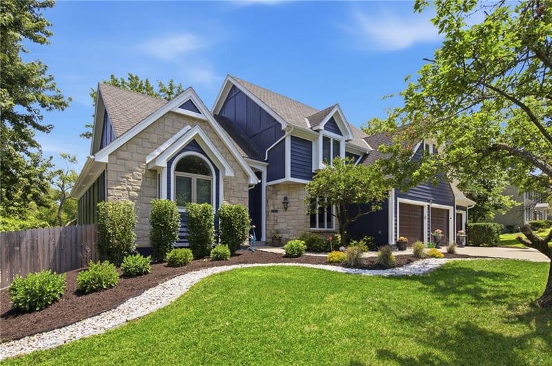 18065 Canterbury Rd, Stilwell, KS 66085