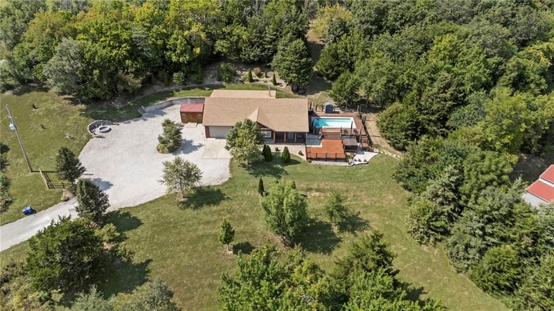 28818 303rd St, Paola, KS 66071