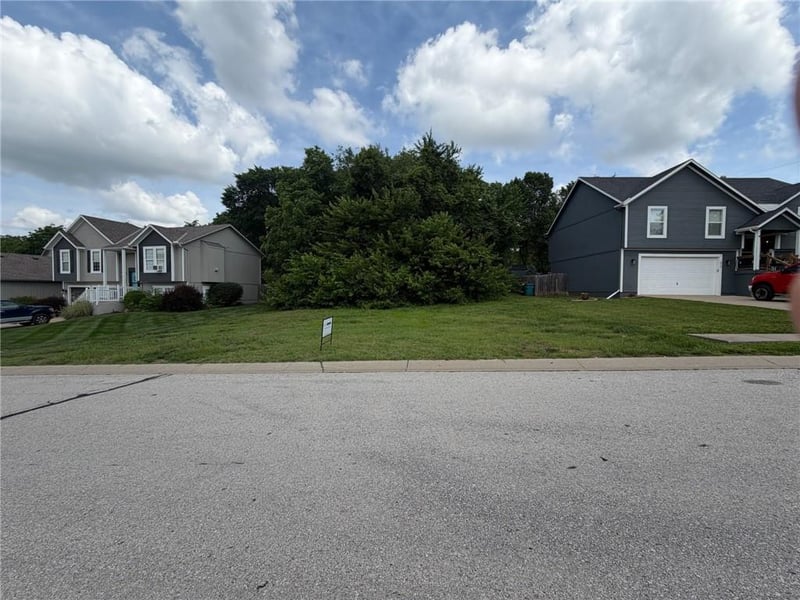 918 12th St, Louisburg, KS 66053