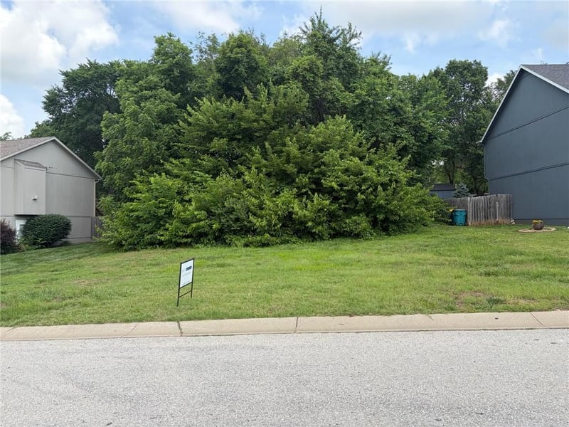 918 12th St, Louisburg, KS 66053