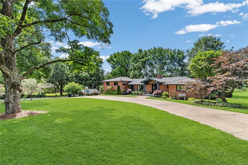 425 S Woodland Dr, Kansas City, MO 64118