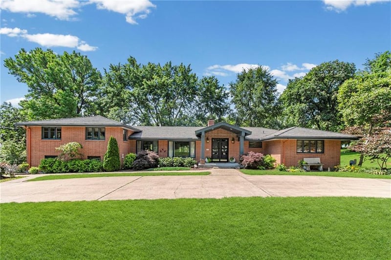 425 S Woodland Dr, Kansas City, MO 64118