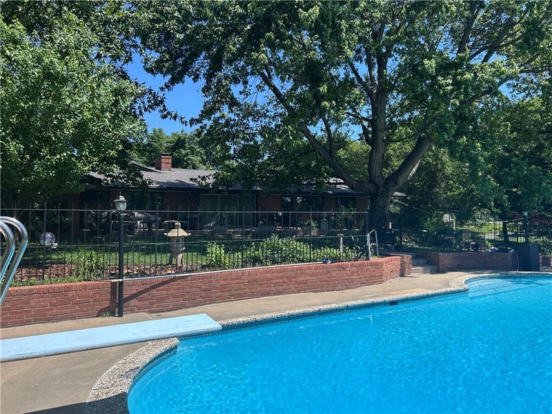 425 Woodland Dr, Kansas City, MO 64118