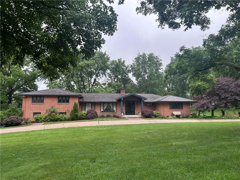 425 Woodland Dr, Kansas City, MO 64118