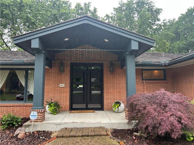 425 Woodland Dr, Kansas City, MO 64118