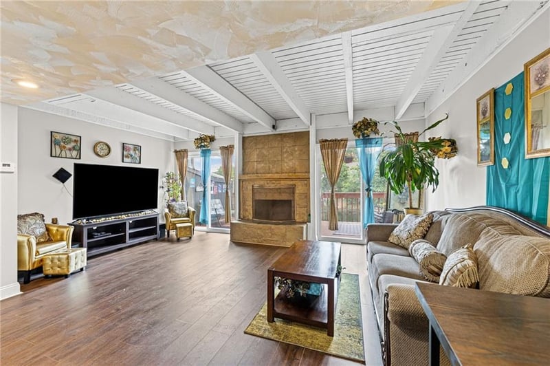 232 NE Bayview Dr, Lee's Summit, MO 64064