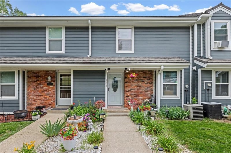 232 NE Bayview Dr, Lee's Summit, MO 64064