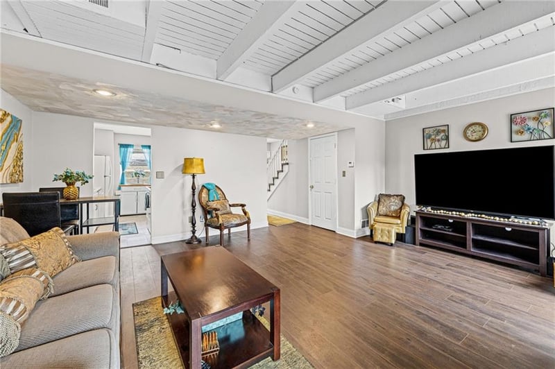 232 NE Bayview Dr, Lee's Summit, MO 64064