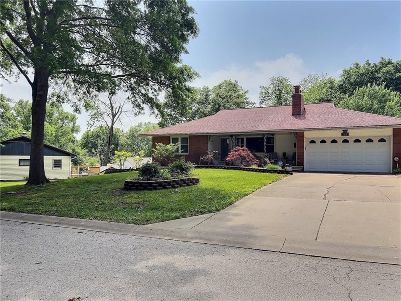 7010 Wyandotte St, Gladstone, MO 64118