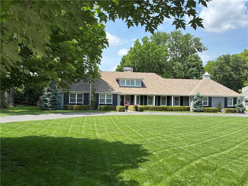 8446 Linden Ln, Prairie Village, KS 66207