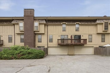 10236 Cedarbrooke Ln, Kansas City, MO 64131