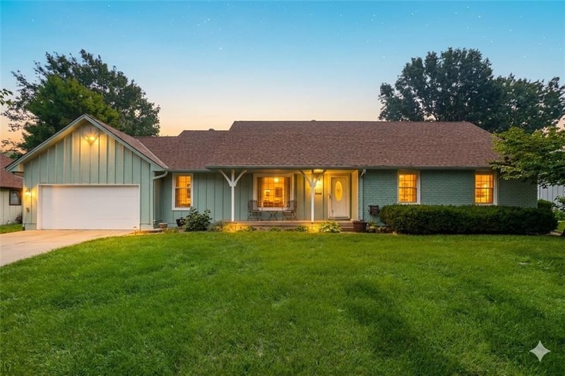 319 SE Ridgeview Dr, Lee's Summit, MO 64063