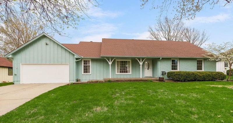 319 SE Ridgeview Dr, Lee's Summit, MO 64063