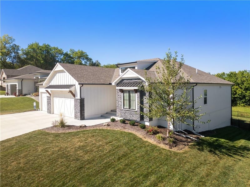 3208 Saddlebred Ter, Lee's Summit, MO 64082