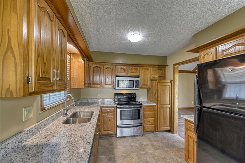 749 Claremont St, Lee's Summit, MO 64063