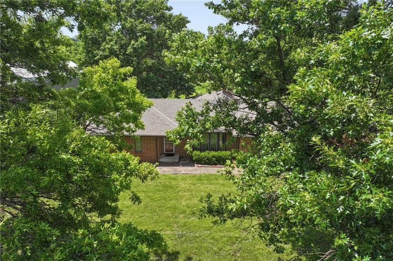 26966 Willow Dr, Paola, KS 66071