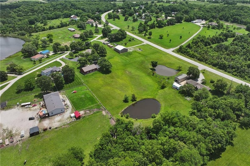 26966 Willow Dr, Paola, KS 66071