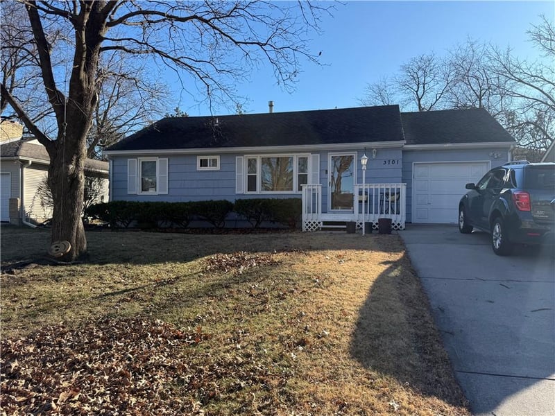 3701 74th St, Prairie Village, KS 66208