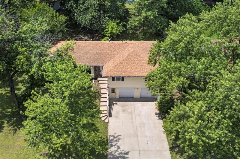 218 Oak Hill St, Lansing, KS 66043