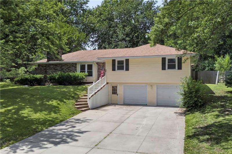 218 Oak Hill St, Lansing, KS 66043