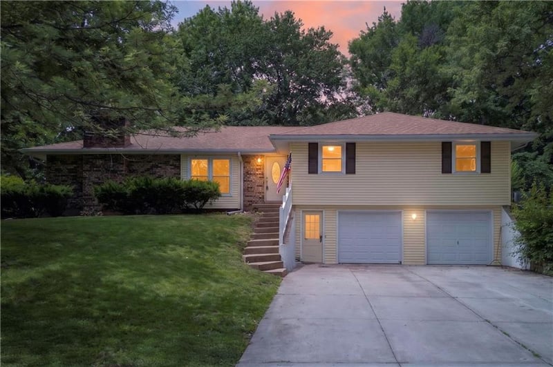 218 Oak Hill St, Lansing, KS 66043